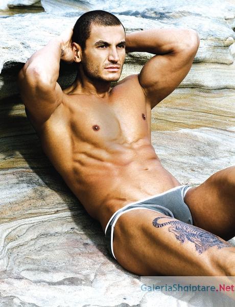 Modeli tropojan shpjegon:  Ja pse bëra seks me deputeten e Tiranës