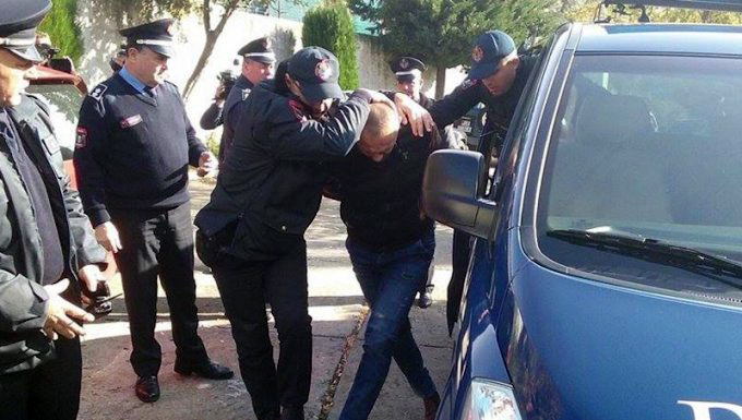 FOTO/ Lezhë, vrasësi i pronares së parukerisë braktiset nga të afërmit