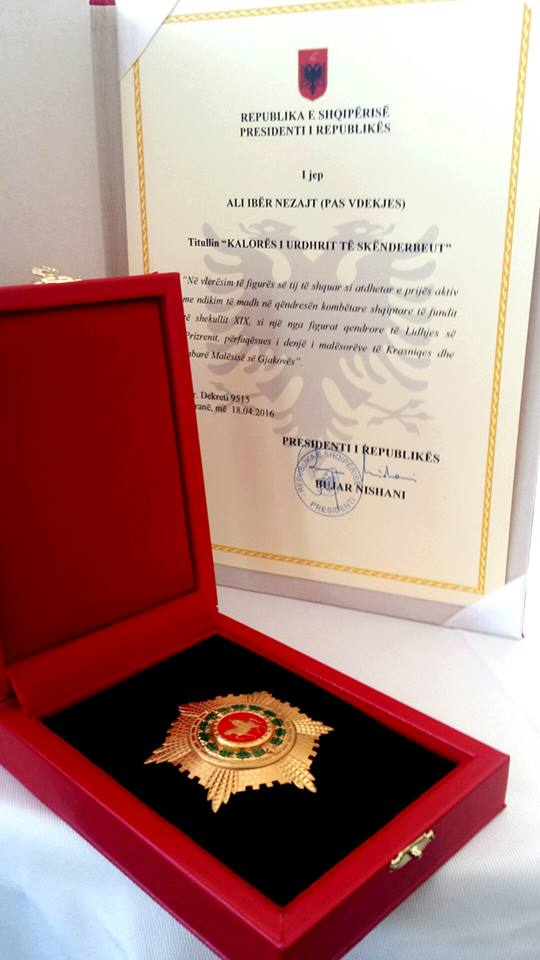 Presidenti Nishani, titujt më të lartë për Ali Ibër Nezaj dhe Binak Alia