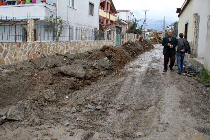 FOTO/ Allias, banorët protestë ndaj devijimit korruptiv të projektit të rrugës nga Veliaj
