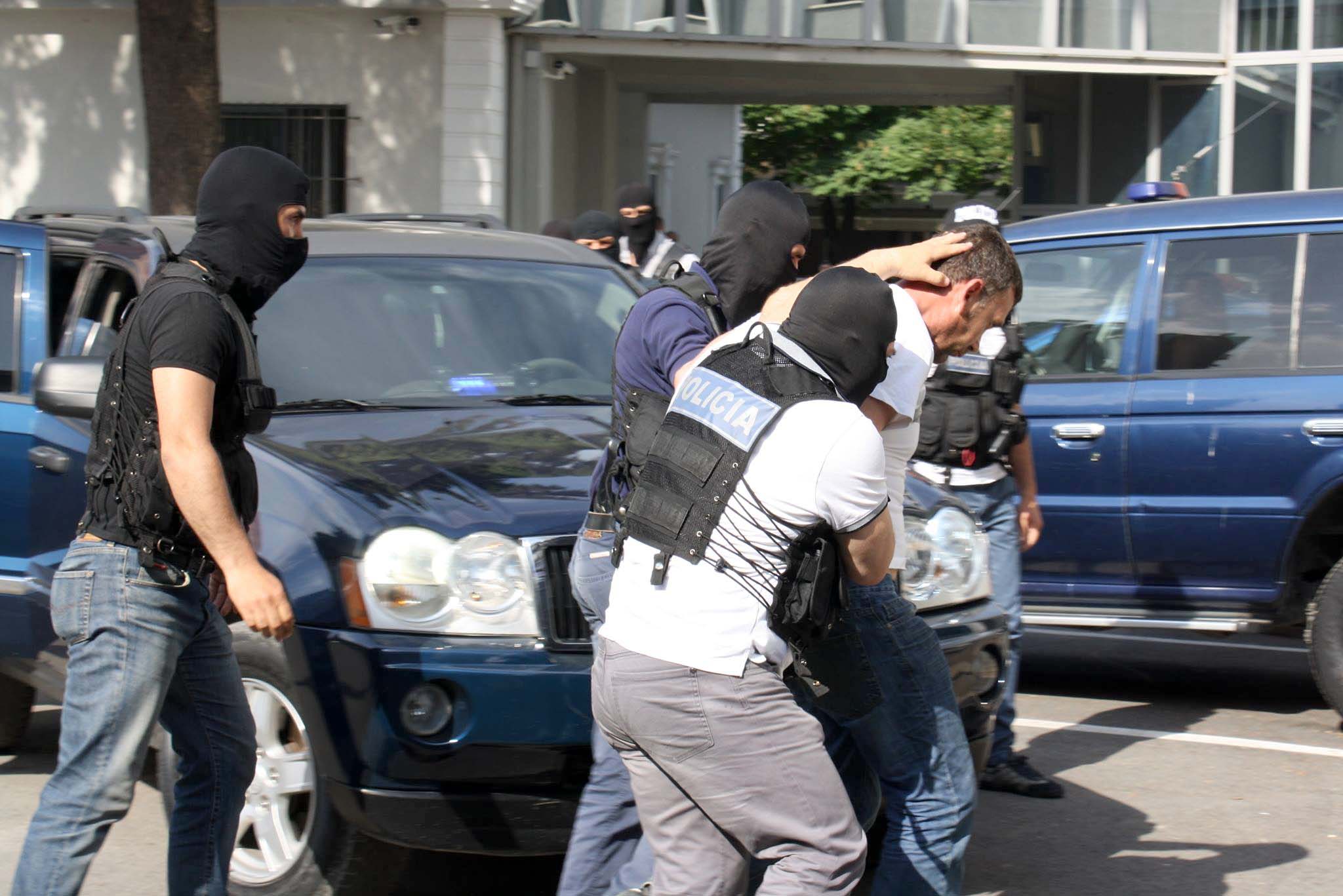 FOTO/ Mbyllen hetimet, dërgohet për gjykim autori i vrasjes së vjehrrit dhe plagosjes së vjehrrës