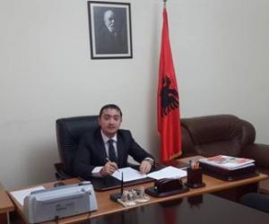 Ish-drejtori i bankës që vodhi 150 milionët e emigrantit, tani zyrtar në Prefekturë i emëruar nga PS