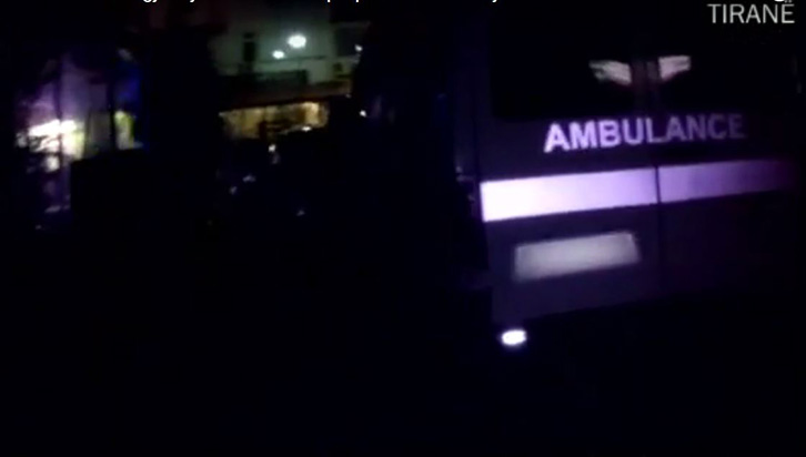 VIDEO & EMRI/ Momenti i arrestimit të shoferit të dehur të autoambulancës që përplasi tre mjetet të tjera