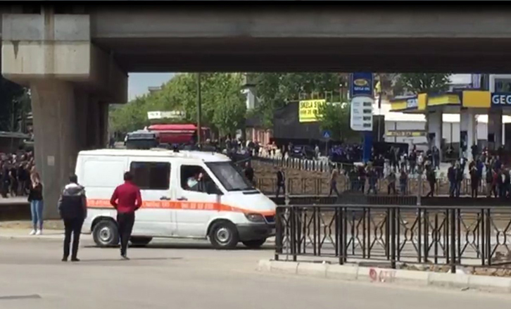 VIDEO/ Shenjë qytetarie, protestuesit i hapin rrugën ambulancës te “Teknologjikja”