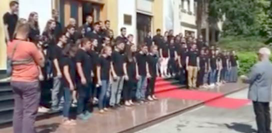 Të rinjtë amerikanë këndojnë “Xhamadani vija-vija” para Kuvendit