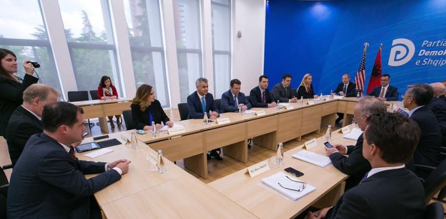 Kush po izolohet, ligjvënësit amerikanë nuk takuan Ramën