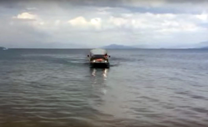 VIDEO/ Makina amfib e “ushtrisë popullore”, “çan” ujërat e liqenit të Pogradecit