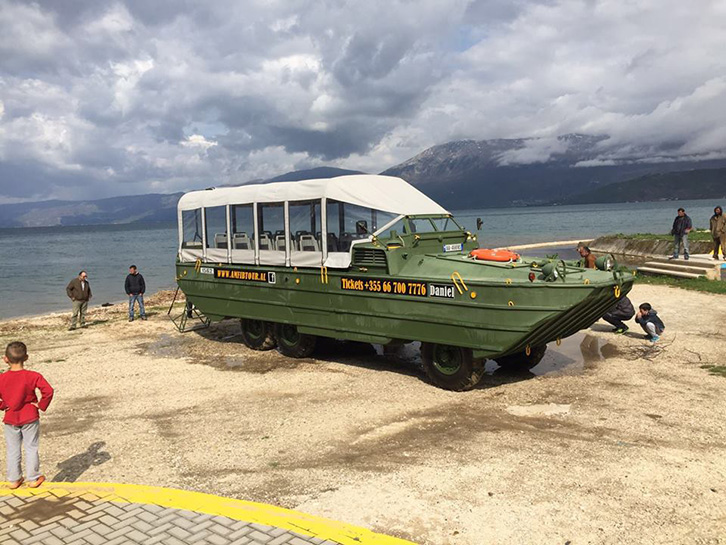FOTO GALERI/ Një makinë amfib e “ushtrisë popullore” shfaqet në Pogradec
