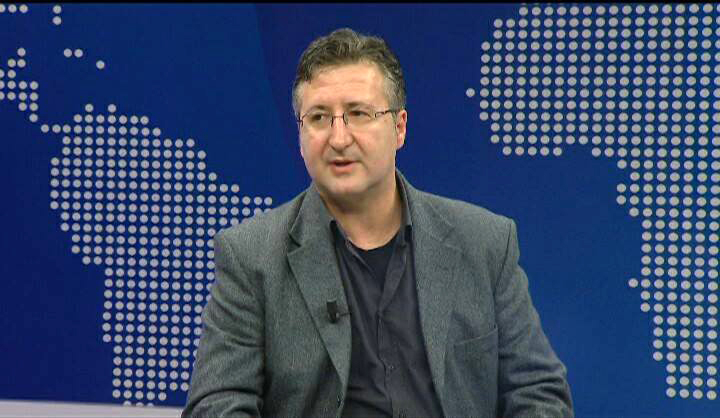 FOTO LAJM/ Gazetari Andi Bejtja bën bashkë gruan dhe ish-gruan: Kontribut për paqen dhe konsensusin