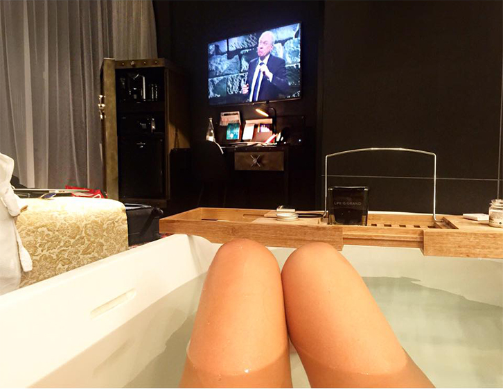 FOTO LAJM/ “Buçi…, buçi…, me sapun…”, kështu lahet edhe Angela Martini