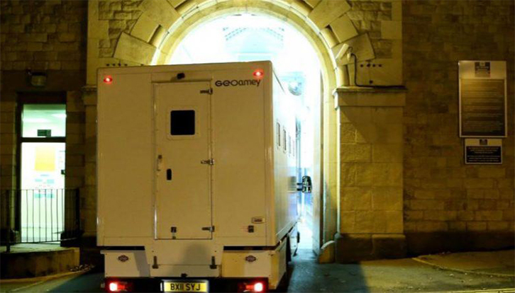 Angli, sherr bandash në burg, shqiptarët masakrojnë xhamajkanin