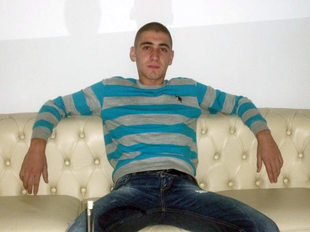 FOTO/ Masakra në Durrës, nëna e 17-vjeçarit mes lotësh: Mos e lironi vrasësin!