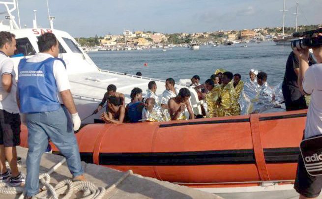 Tragjedia me 700 të vdekur në Mesdhe, arrestohen kapiteni dhe ndihmësi në Itali