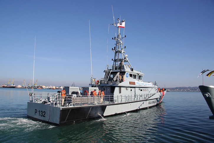 FOTO/ Turqi, anija shqiptare “Oriku” ndalon në Egje gomonen me 60 emigrantë sirianë