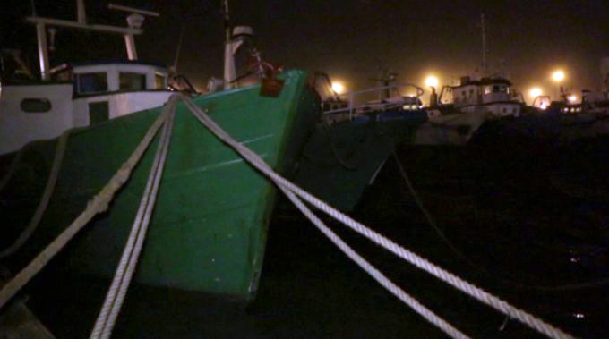 Durrës, fundoset anija e peshkimit, në rrezik nga koha e keqe edhe 90 të tjera