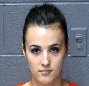 Angli, shqiptarja 24-vjeçare mashtron 84-vjeçarin dhe i grabit 100 mijë dollarë