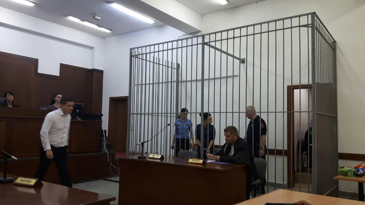 Anjeza Shabani në Gjykatë, babai i saj e pret jashtë, shan gazetarët: Ik pirdhu, mos më çaj k****