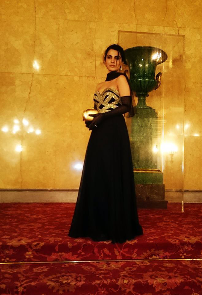 FOTO LAJM/ Anjeza Shahini e ftuara e Mbretëreshës së Anglisë në “Buckingham Palace”