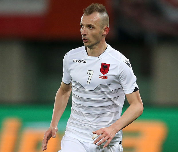 FOTO LAJM/ Ansi Agolli çudit me firmën e tij