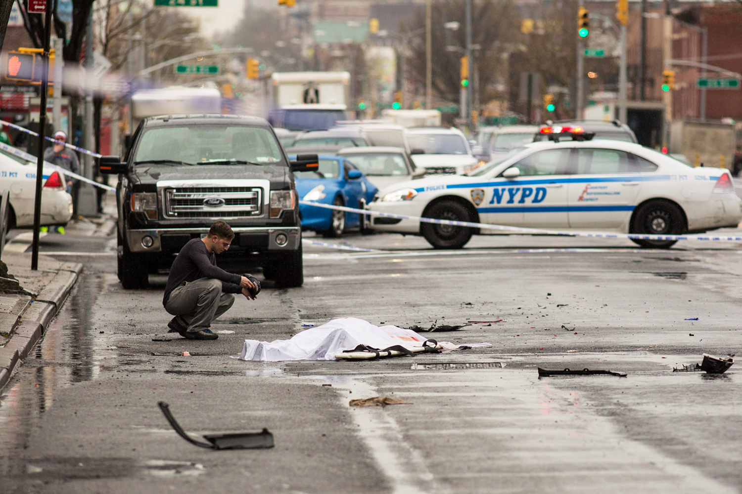 FOTO/ Djali i vogël qan mbi trupin e babait, hajduti e shtyu i kaloi sipër me makinë