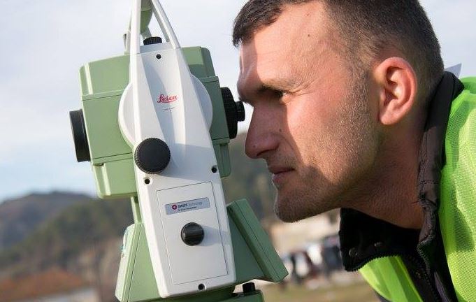 Klosi: 38 mijë vende pune, por prapë mijëra të papunë, pse?