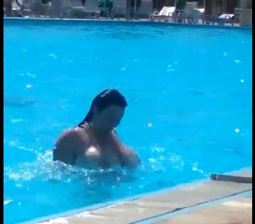 VIDEO EKSKLUSIVE/ Vajza ofron “spektakël” me gjoksin jashtë te pishinat e Aquadromit