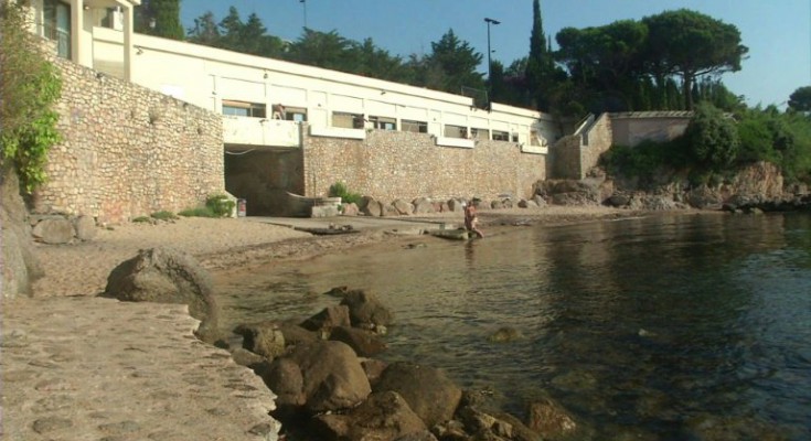 Mbretit saudit bllokon plazhin, zemërohen qytetarët