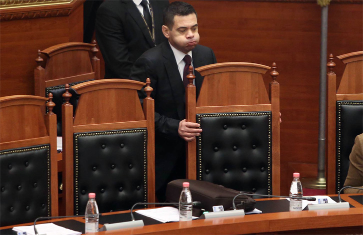 Rikthehet Sali Berisha në Kuvend, “zbyth” Arben Ahmetajn nga foltorja