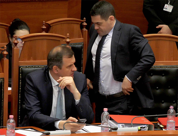 Vajza e Namik Dokles ironizon Arbenin e Financave dhe Ilirin e Shëndetësisë