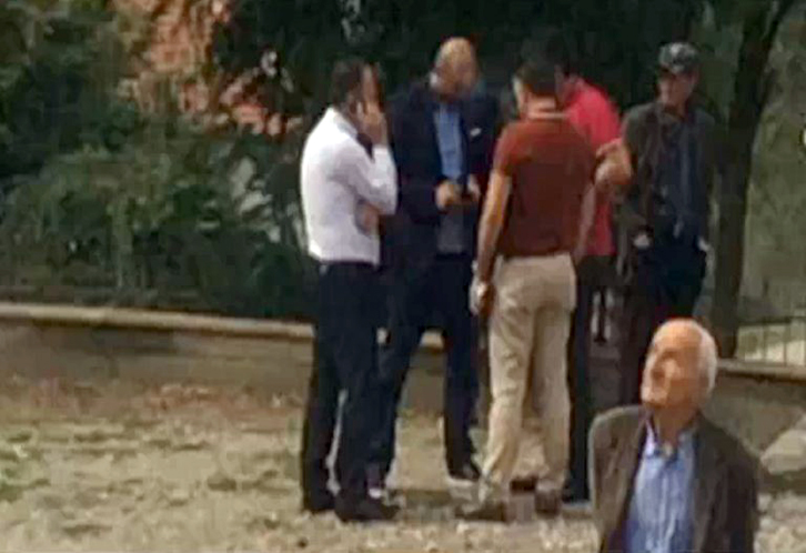 FOTO LAJM/ Arben Ndoka fushatë elektorale pranë një qendre votimi