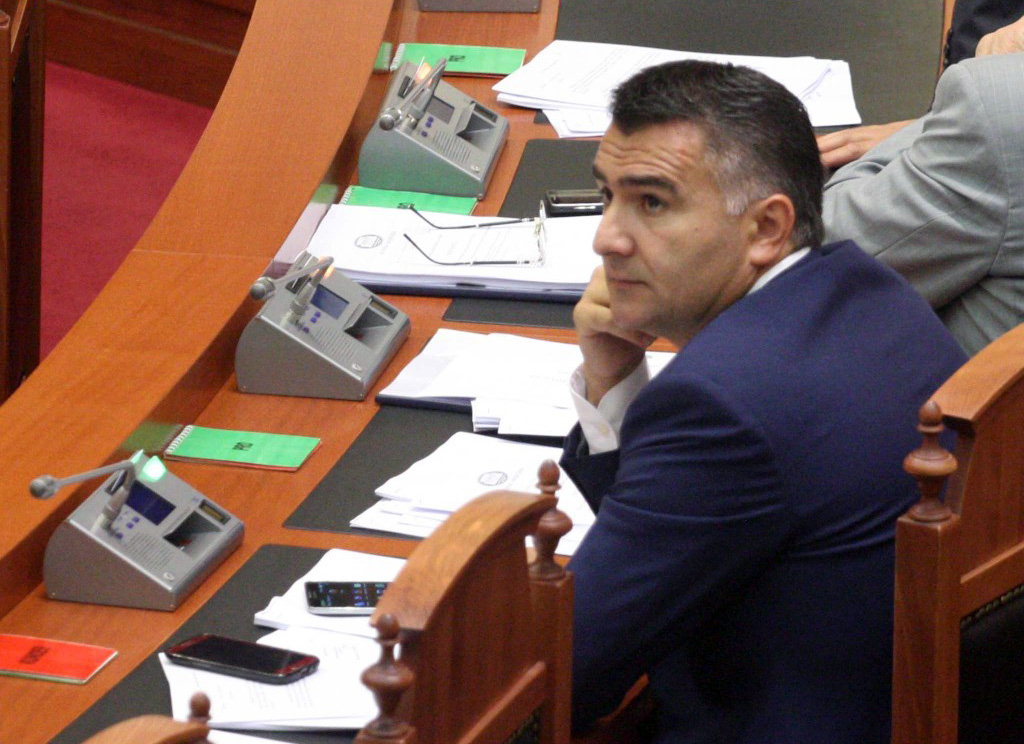 Lezhë, Policia “shfajëson” Arben Ndokën, “shpall në kërkim” dy palë iniciale për rrahjen e Agustin Markut