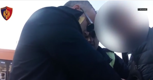 VIDEO/ Hashash dhe alkool në makinë, si u arrestua shoferi pas aksidentit