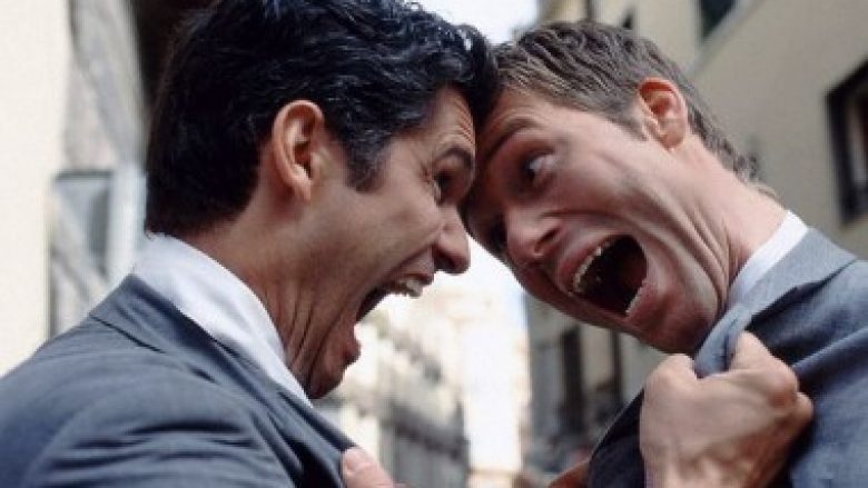 Si të silleni dhe t’i qetësoni njerëzit agresivë dhe të ashpër?