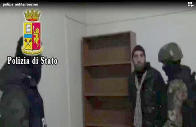 VIDEO/ Policia italiane publikon pamjet e arrestimit të shqiptarëve që kërcënuan Papën