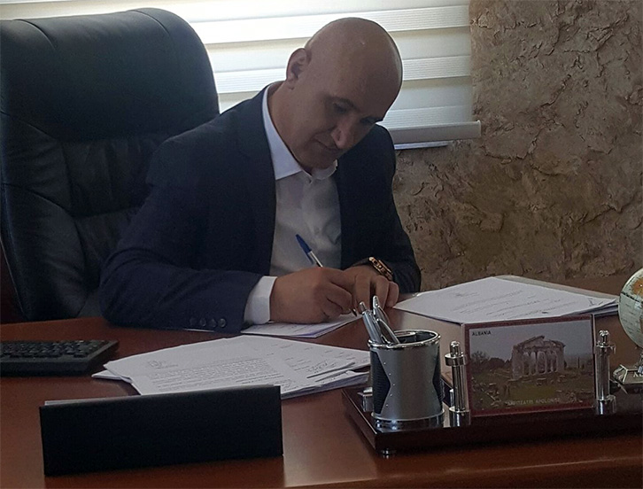 FOTO/ Video skandali, ministri Manjani nga Franca pezullon kryegardianin e Fierit