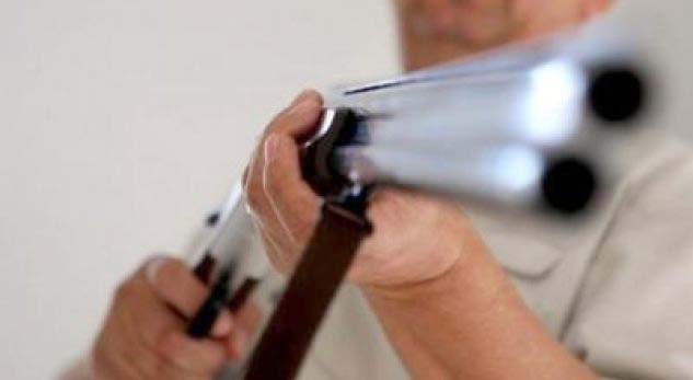 Tiranë, krim në familje, vëllai vret vëllanë në sy të nënës