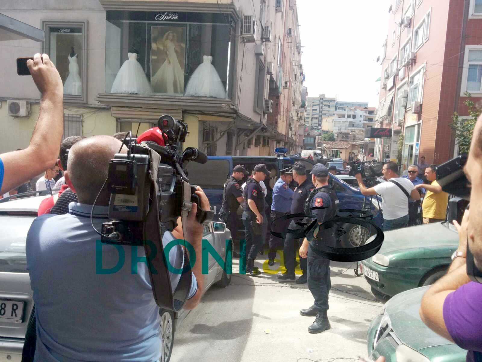 FOTO/ Armando Prenga paraqitet në gjykatë me pranga në duar