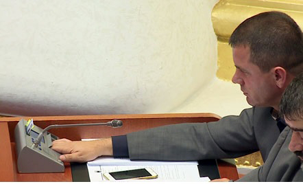 “Lutja” e deputetes së PD-së: Armando aman mos ik, voto edhe Vettingun siç votove Reformën në Drejtësi!