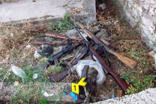 Pukë policia shkon për kanabis, “korr” një arsenal armësh