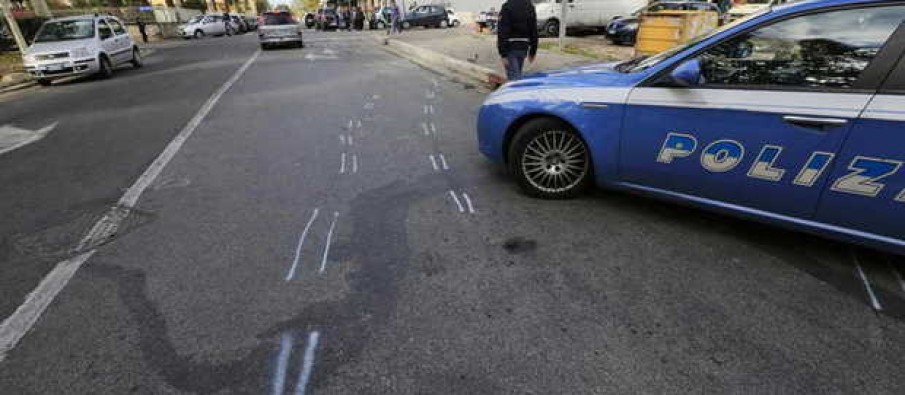 Shqiptari e përplas me makinë dhe rreh policin italian