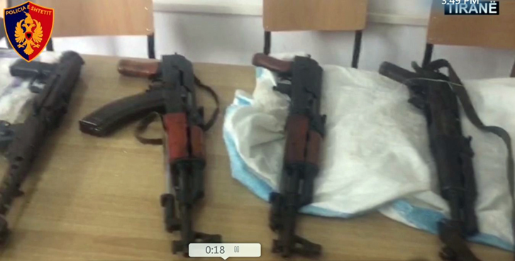 VIDEO & EMRAT/ Shtëpia magazinë droge dhe armësh, arrestohet vjehrri dhe nusja