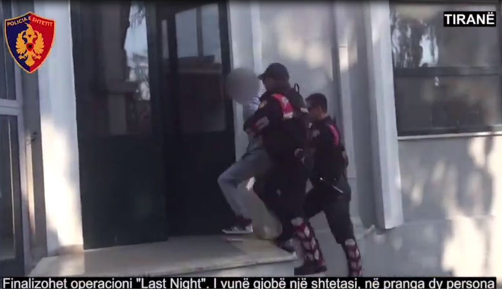 VIDEO/ Ja si u arrestuan dy të rinjtë që gjobitën 10 mijë euro një 55-vjeçar