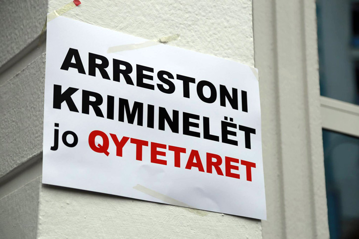 DENONCIMI/ Policia rrëmben protestuesit e plagosur nga spitali, të arrestuar edhe minoren