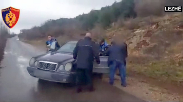 VIDEO/ I vunë gjobë 25 mijë euro ose do ti vrisnin djalin, si i futi në kurth biznesmeni dy kërcënuesit