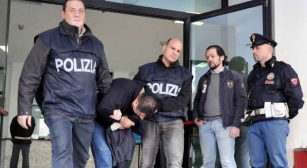 VIDEO/ Arrestohet në shtëpinë e shqiptarit në Itali, narkotrafikanti më i madh i furnizimit me kokainë në Shqipëri dhe Tunizi