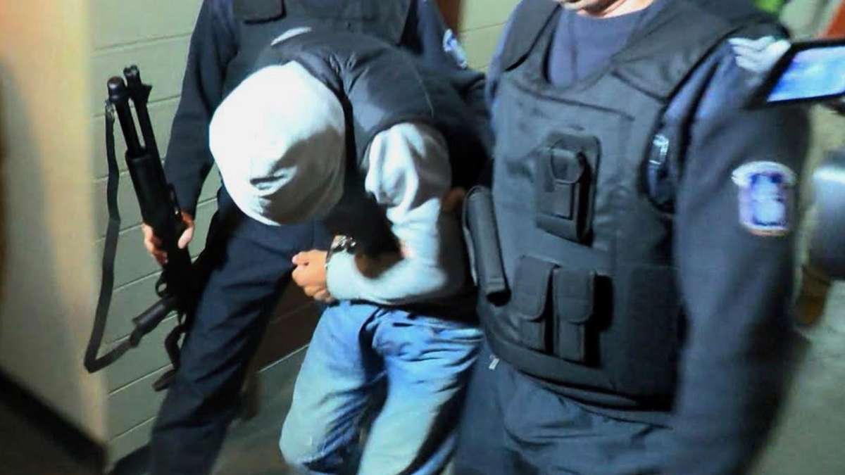 Tiranë, tenton të vrasë babanë, policia arreston autorin
