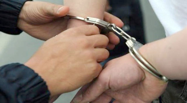 Ersekë, sulmoi me karrike kreun e PD-së, arrestohet 27-vjeçari Suel Liço