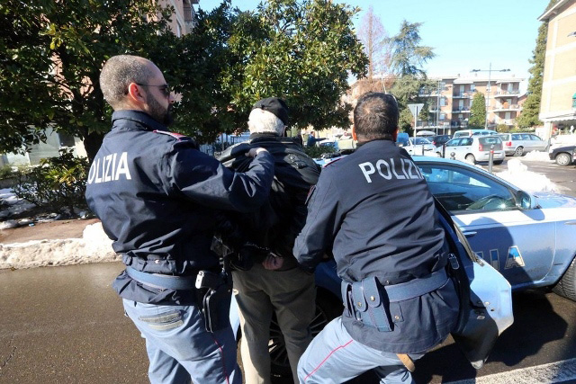 Itali, shkon keq këmbimi i drogës mes bandave, arrestohet “bossi” shqiptar i trafikut