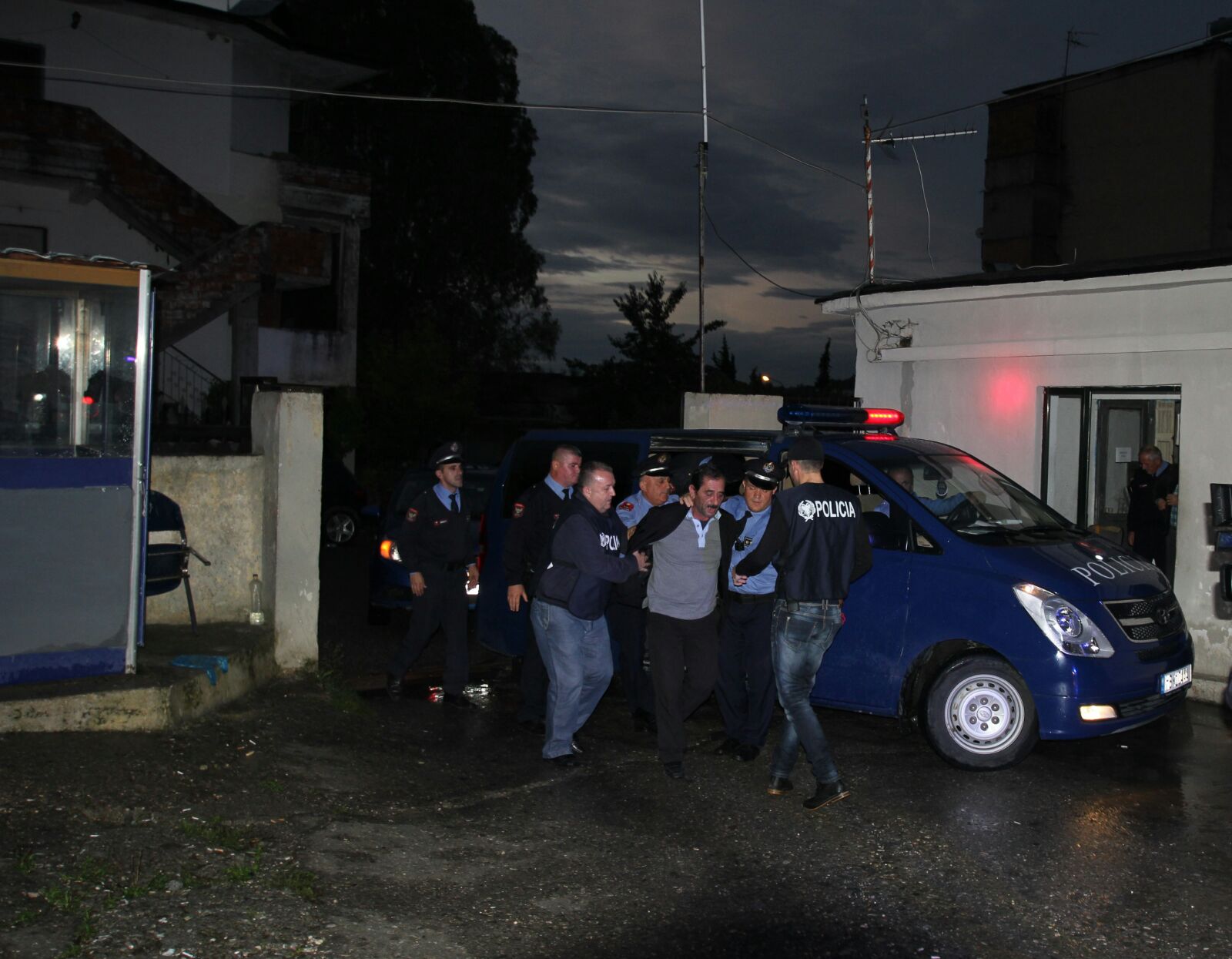 Operacioni  “Tranzit”/Bien ne pranga 3 maniakët e Fordit, vodhën 22 fugonë të kësaj marke