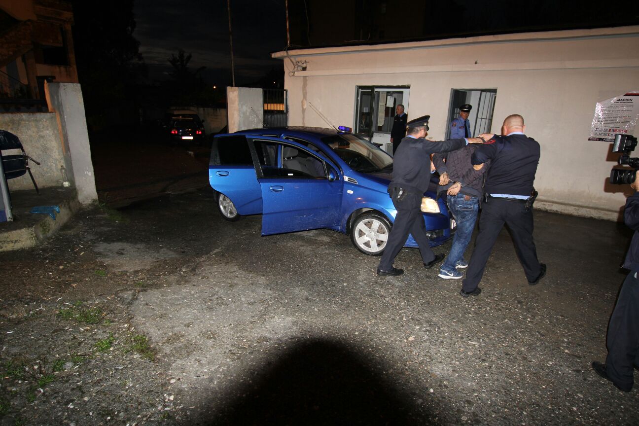 EMRAT/Policia e Tiranës prangos shitësit e “miellit”